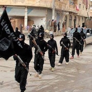 Soldats du groupe armé État islamique dans les rues de Raqqa, en Syrie