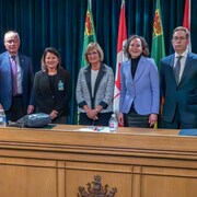 De gauche à droite : Kenneth From, Estella Petersen, Janice MacKinnon, la ministre de la Justice, Bronwyn Eyre, le président du Tribunal d'évaluation de l'impact économique de la Saskatchewan, Michael W. Milani. Le 28 novembre 2023.