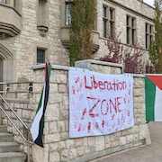 Une banderole en soutien aux Palestiniens est affichée au campus de Saskatoon de l'Université de la Saskatchewan, le 17 mai 2024.