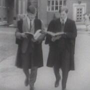 Des étudiants en toge sur le campus extérieur de l'Université Bishop's.