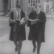 Des étudiants en toge sur le campus extérieur de l'Université Bishop's.