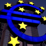 Une sculpture représentant le symbole de l'euro devant la Banque centrale européenne, à Francfort, en Allemagne.