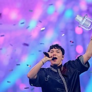 Un chanteur soulève un trophée à l'Eurovision 2025.