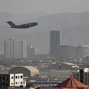Un avion vole au-dessus de Kaboul.