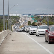 Des milliers de v&eacute;hicules &agrave; la queue leu leu sur l'Interstate 275 Sud en Floride.