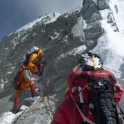 Des alpinistes sur le mont Everest.
