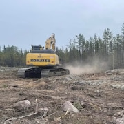 Un excavateur sur un terrain de terre retournée, à Yellowknife, le 18 août 2023