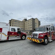 Deux camions de pompiers devant un hôpital.