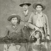 Trois cowboys posent pour la caméra en 1885.