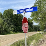 L'intersection du chemin Tenpenny et du chemin Industriel à Val-des-Monts. 
