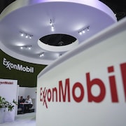 Une pancarte sur laquelle est écrit ExxonMobil.