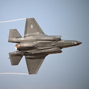 Un avion F-35 effectue un vol de démonstration à l'aéroport international Al-Maktoum lors du salon aéronautique de Dubaï 2025, le 17 novembre 2025.