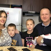 La famille Makovskyi prend la pose dans une cuisine