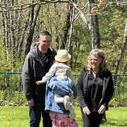 Les quatre jouent ensemble dans la cour.