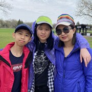 Des personnes se tiennent debout dans un parc à Winnipeg.