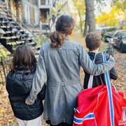 Maia Yarymowich et ses deux enfants, Marianne et Jules près de leur résidence dans le quartier du Plateau-Mont-Royal, à Montréal.