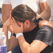 Lida Vanessa Munar Falla le visage dans les mains entourée de ses proches après avoir appris son expulsion du pays.