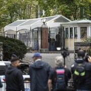 Des journalistes, photographes et caméramans rassemblés devant la résidence officielle du maire de New York.