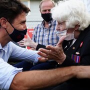 Le chef libéral Justin Trudeau échange avec une aînée.