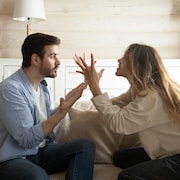 Une femme crie en gesticulant devant son conjoint.