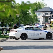 Un périmètre de sécurité a été établi par les policiers autour de la résidence de Châteauguay où une femme a été retrouvée sans vie, mercredi.