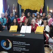 La ministre des Relations Couronne-Autochtones, Carolyn Bennett, et la présidente de l'époque de l'Association des femmes autochtones du Canada (AFAC), Francyne Joe (au centre gauche), lors d'une signature d'entente à Ottawa le 1er février 2019. La deuxième à gauche est Lynne Groulx, la directrice générale de l’AFAC.