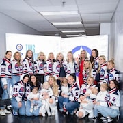 Une photo de groupe des compagnes des joueurs des Jets de Winnipeg. 