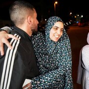 Une femme voilée étreint un homme.