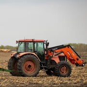 Un tracteur dans un champs.
