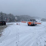 Une camionnette de Transports Québec bloque la route 175.