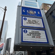 L'affiche du cinéma Globe présente le festival et les dates.