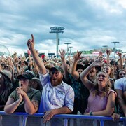 Une foule dans un festival au parc Jean-Drapeau à Montréal. 