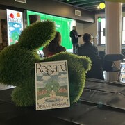 Un conférencier s'adresse à des participants.