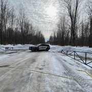 Une voiture de police devant le camp B'nai Brith of Ottawa, à Quyon. 