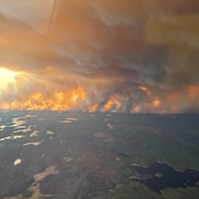 Un feu de forêt fait rage à la frontière entre la Saskatchewan et le Manitoba, près de la ville de Flin Flon. ( Photo prise le 27 mai 2025)