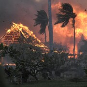 Le hall de l'église historique de Waiola à Lahaina et la mission Lahaina Hongwanji voisine engloutis dans les flammes.