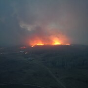 Un feu de forêt près de la Première Nation Saulteaux, en Saskatchewan, le 4 mai 2023.