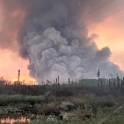 La fumée s'élevant du feu de forêt McCafe, près de Stanley Mission, en Saskatchewan, au début du mois de juin 2022.