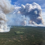 Vue aérienne du feu de forêt Parker Lake qui brûle avec une superficie de 84 km carrés. 