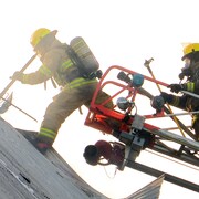 Des pompiers combattent un incendie.