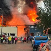 Un bâtiment en feu.