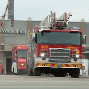 Un camion de pompiers devant l'usine White Birch.