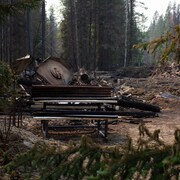 Des décombres dus aux feux, près d'Edson, en Alberta, le 13 juin 2023.