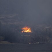 Une maison brûle à West Kelowna, le 18 août 2023. 