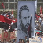 Immense affiche représentant Fidel Castro, au cours d'une manifestation. 
