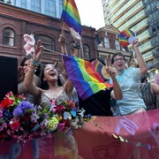Des gens participent au défilé de la Fierté.