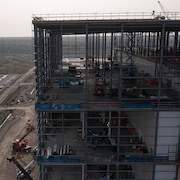 L'usine Ultium Cam en constrution avec une prise de vue de côté.