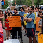 Des étudiants aux cycles supérieurs manifestent dans les rues de Montréal pour un meilleur financement.