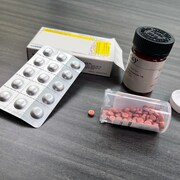 Le contenu des trois ordonnances a été déposé sur une table.