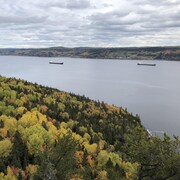 Deux bateaux sur le Saguenay.